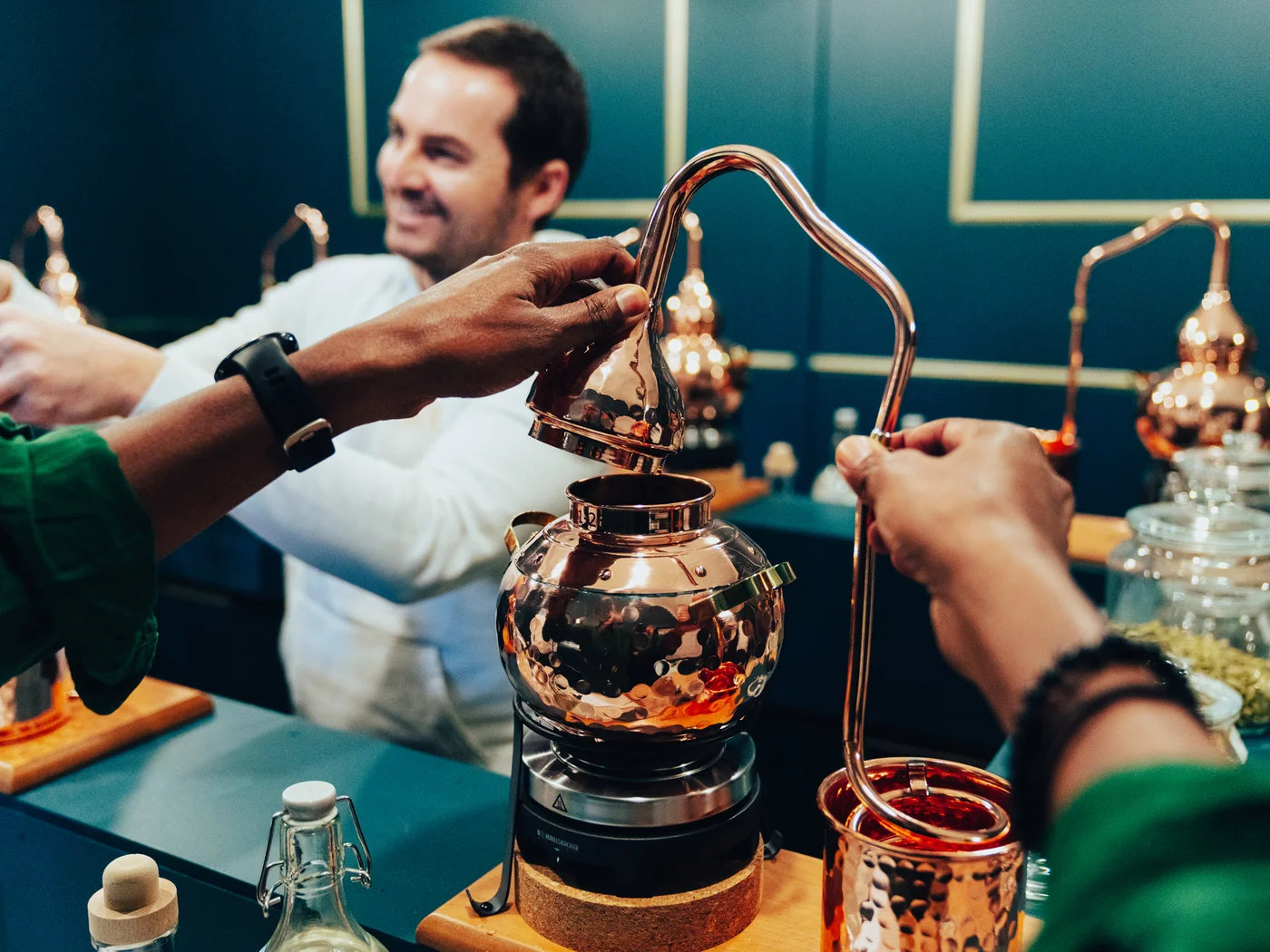 Participants manipulant leur mini-alambic en cuivre à la Gin School Birdie