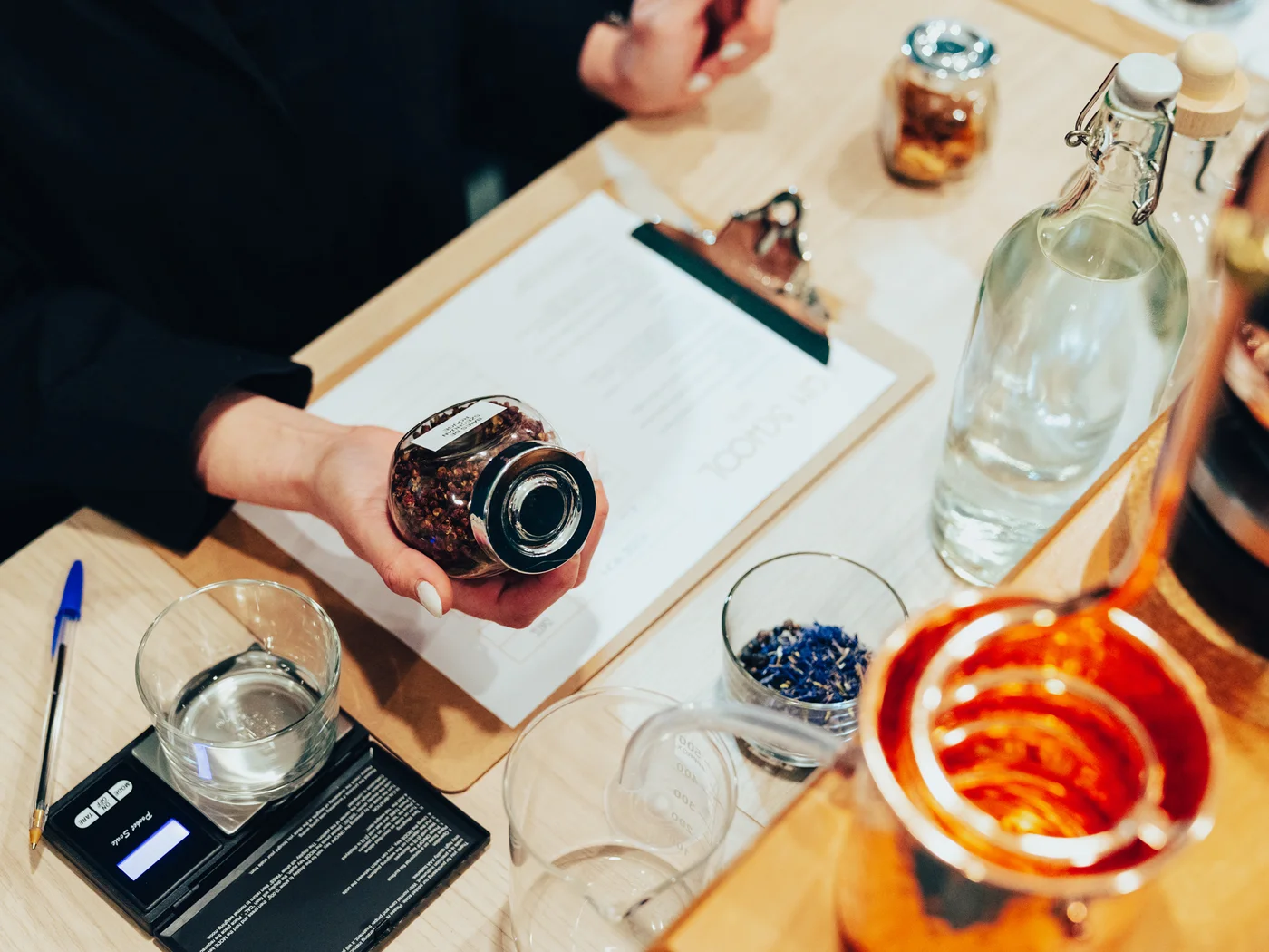 Pesée des botaniques à la Gin School