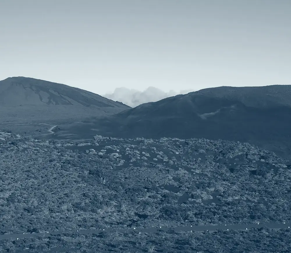 Paysage volcanique illustrant l'univers du gin Kaffir