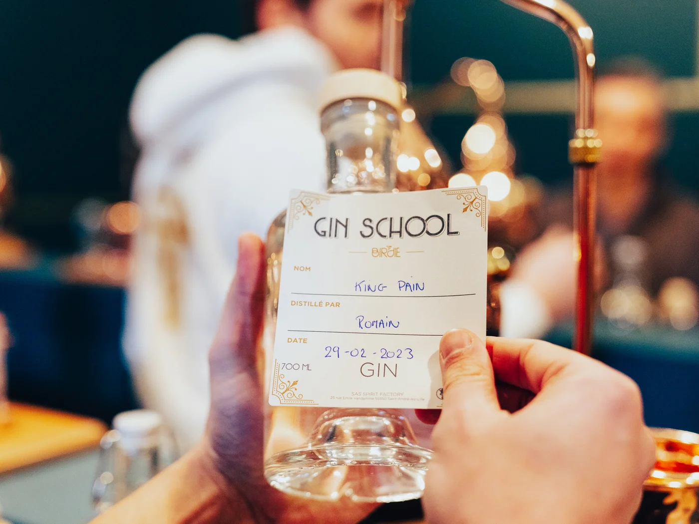 Bouteille de 70 cl personnalisée à la main lors d'un atelier Gin School Birdie